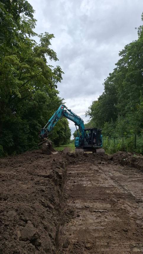 Graafmachine graaft een cunet in Flevoland